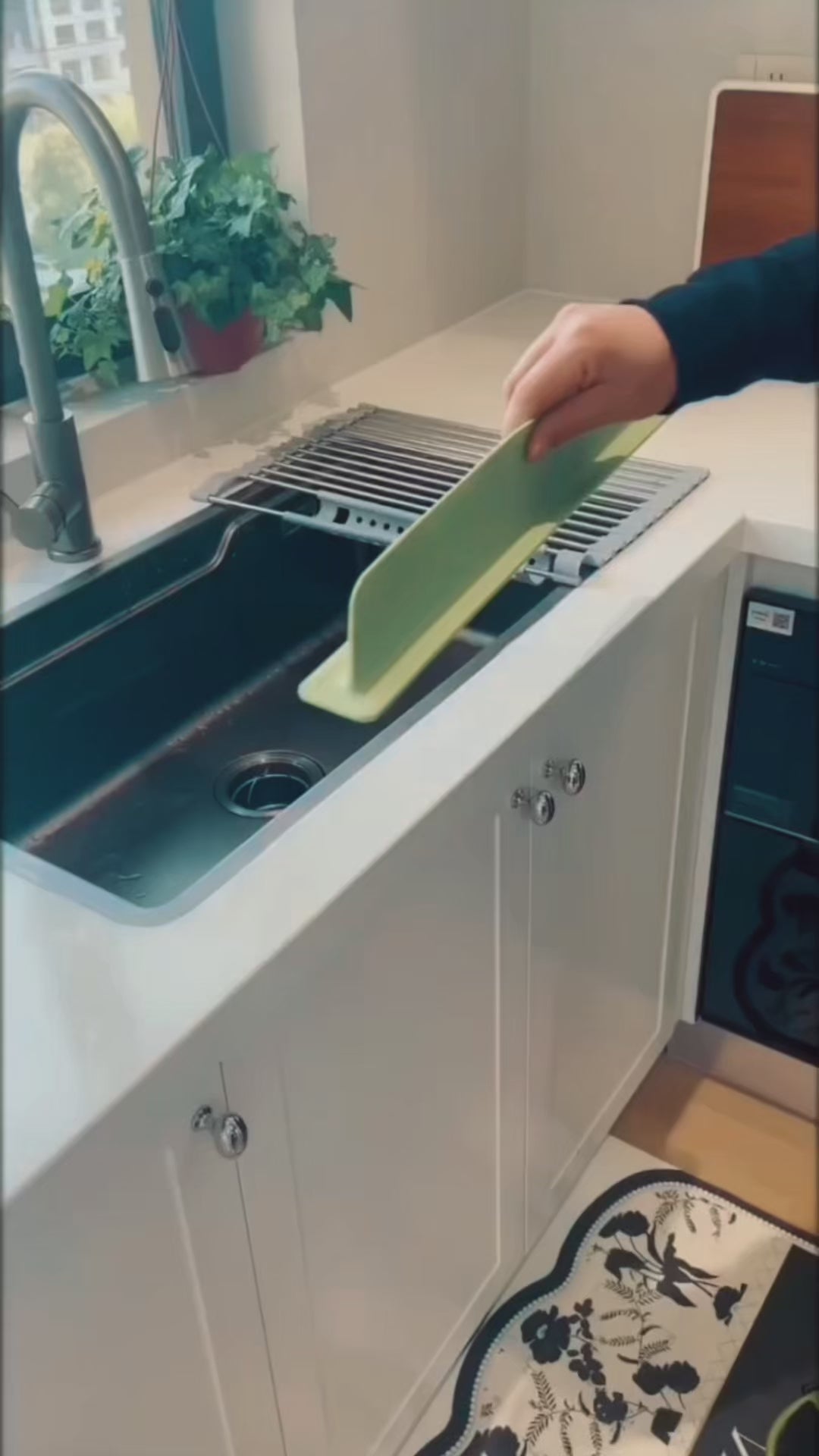 Kitchen Sink Splash Guard